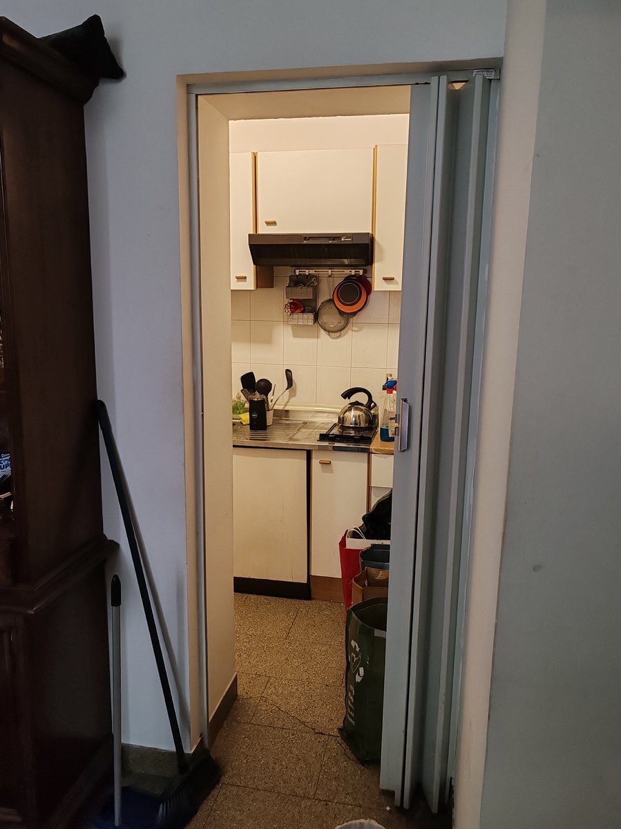 Cucina di Secret Courtyard Milano prima della ristrutturazione, con elettrodomestici obsoleti